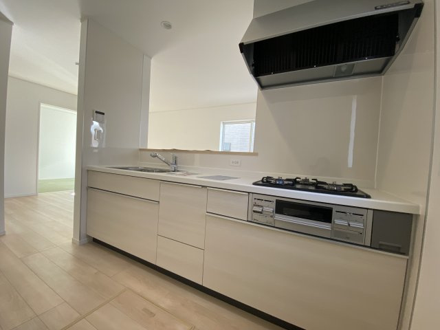 【いわき市錦町第32】　1号棟　※必ずもらえる選べるキャンペーン実施中！のキッチン|同施工■□■キッチンの写真です■□■　システムキッチンは見た目スッキリなのに収納力たっぷりです♪さらに床下収納もありますので、物が多くなりがちなキッチンもスッキリとしていられそうです。