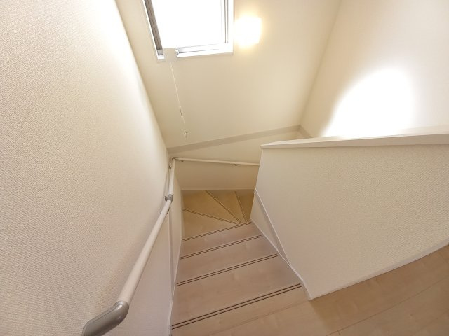 【平祢宜町　1号棟】　おしゃれさん必見♪デザイナーズ新築建売住宅！　のその他|同施工◆階段の写真です◆　窓から日が差して足元がしっかり確認できますね♪
さりげなく光があふれ、階段全体を柔らかく照らしています。




