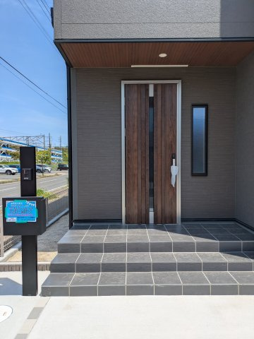 【平祢宜町　1号棟】　おしゃれさん必見♪デザイナーズ新築建売住宅！　の玄関|同施工◆玄関の写真です◆
お洒落な玄関は気分が良いですね♪広々とした玄関になっております。　ご両親やお友達が来ても、靴の置き場に困ることはありません。収納力たっぷりで、整理整頓も楽ちんですね。

