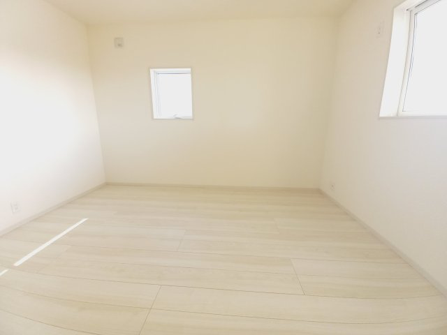 【平祢宜町　1号棟】　おしゃれさん必見♪デザイナーズ新築建売住宅！　の洋室|同施工◆居室の写真です◆　木の温もりがナチュラルでくつろげる空間ですね♪　子供部屋としても、寝室としても、どんなインテリアにしようか…選ぶ楽しみが増えますね♪