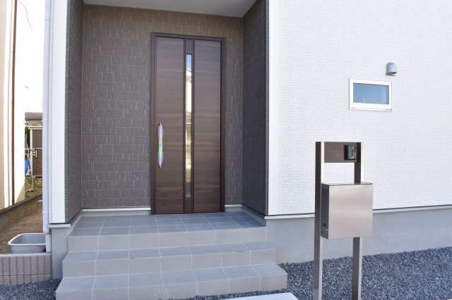【平祢宜町　1号棟】　おしゃれさん必見♪デザイナーズ新築建売住宅！　の玄関|同施工◆現地写真です◆
一緒に理想の住まいを見つけましょう！（＾＾）
お住まいの相談だけでなく、地域の事についても是非お気軽に尋ねてください！
お問い合わせは不動産プラスまで☆

