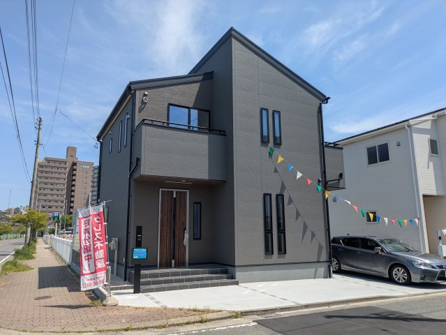 【平祢宜町　1号棟】　おしゃれさん必見♪デザイナーズ新築建売住宅！　の外観|同施工◆外観の写真です◆　外壁仕上げ材は窯業系サイディング。裏面に付着した汚れが、雨水によって流れ落ちやすい「防汚機能付きサイディング」を採用。外壁の美しさが長持ちします♪

