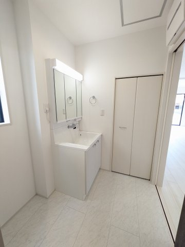 【郷ケ丘　4期】　3号棟　◆新生活応援キャンペーン中！　オール電化新築建売住宅☆・。の独立洗面台|同施工：洗面所の写真です。使い勝手の良い洗面台は、奥様の身支度の時間も楽しくなりそうですね。　すっきりと使えるように収納も豊富にご用意しています。