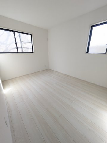 【郷ケ丘　4期】　3号棟　◆新生活応援キャンペーン中！　オール電化新築建売住宅☆・。の洋室|同施工：居室の写真です。寝室にも、子供部屋にも、趣味のお部屋にもお使いいただけます♪　柔らかい陽光が差し込む明るいお部屋を演出する設計。彩光の取れる窓が気持ちの良いお部屋を創り上げます。