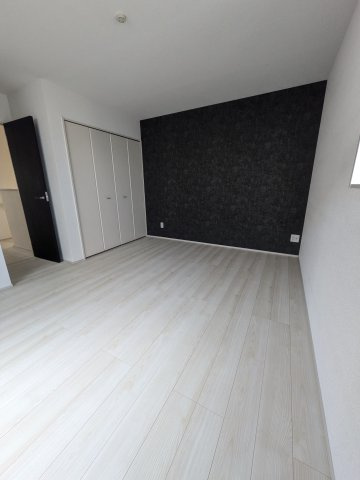 【郷ケ丘　4期】　3号棟　◆新生活応援キャンペーン中！　オール電化新築建売住宅☆・。の洋室|同施工：居室の写真です。使い勝手の良い間取りなので、ご家族の状況の変化にも耐えられますね。　木の温もりがナチュラルでくつろげる空間ですね。