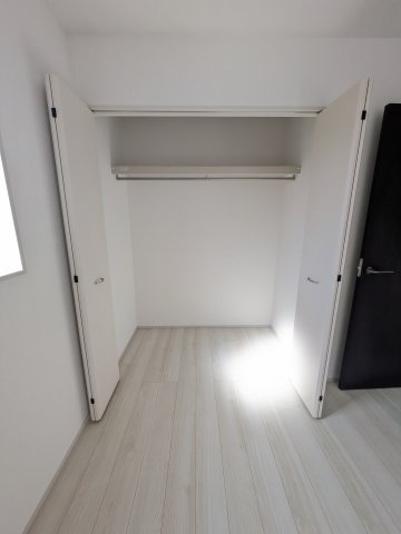 【郷ケ丘　4期】　3号棟　◆新生活応援キャンペーン中！　オール電化新築建売住宅☆・。の収納|同施工：居室の写真です。子供部屋としても、寝室としても、どんなインテリアにしようか…選ぶ楽しみが増えますね♪　　
全室2面採光につきたっぷりの陽光と心地よい風が舞い込みます。