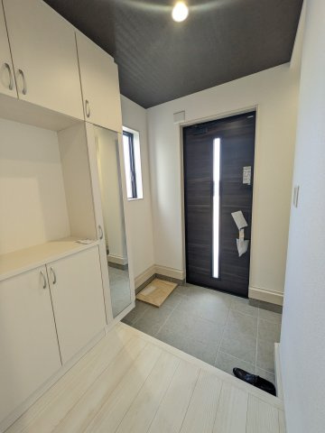【郷ケ丘　4期】　3号棟　◆新生活応援キャンペーン中！　オール電化新築建売住宅☆・。の玄関|同施工：玄関の写真です。お洒落な玄関からの外出は気分が良いですね♪　大容量のシューズボックス付き。散らかりがちな玄関もスッキリ収納！