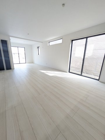 【郷ケ丘　4期】　3号棟　◆新生活応援キャンペーン中！　オール電化新築建売住宅☆・。の居間・リビング|同施工　リビングの写真です！！　　広いリビングで快適に、ゆったりと過ごせますね♪　　　フローリングは、汚れがつきにくく、日常のお手入れはから拭きだけで OKです♪