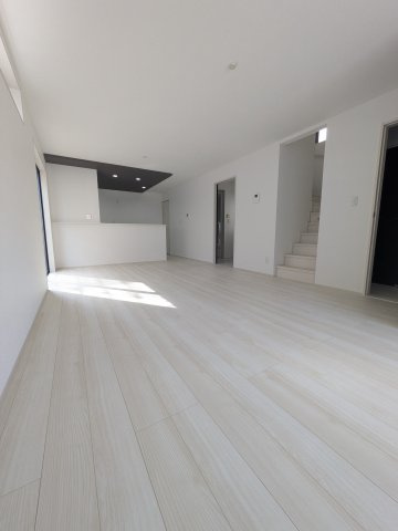 【郷ケ丘　4期】　3号棟　◆新生活応援キャンペーン中！　オール電化新築建売住宅☆・。の洋室|同施工　リビングの写真です ！！　家族団らんの時間が増えそうなリビングですね。　低ホルムアルデヒド仕様の健康に配慮したフローリングとなっています。　