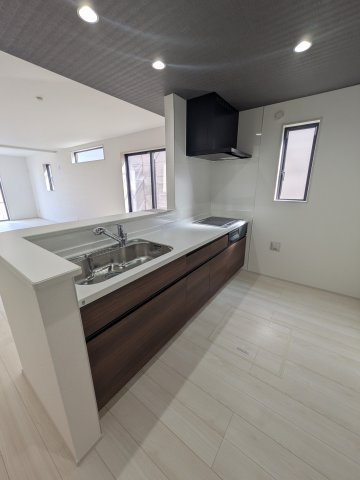 【郷ケ丘　4期】　3号棟　◆新生活応援キャンペーン中！　オール電化新築建売住宅☆・。のキッチン|同施工：キッチンの写真です。対面式キッチンは、家族の会話が途切れませんね♪　デザイン性と機能性を兼ね備えたキッチンは、リビングスペースとの一体感が生まれ、広々空間を演出してくれます。