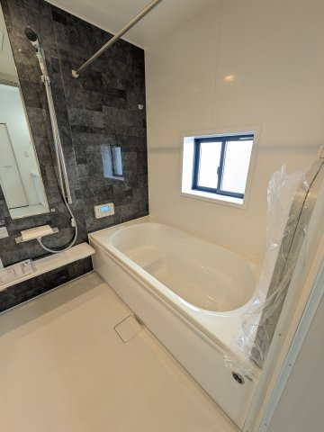 【郷ケ丘　4期】　3号棟　◆新生活応援キャンペーン中！　オール電化新築建売住宅☆・。の浴室|同施工：ユニットバスの写真です。　毎日の疲れを癒す広々とした浴室は、足を伸ばしてゆっくりとくつろげます♪　音楽を聴いたり、自分だけの特別な時間に・・・♪半身浴にピッタリですね♪