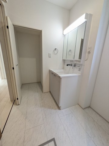 【郷ケ丘　4期】　2号棟　◆新生活応援キャンペーン中！　オール電化新築建売住宅☆・。の独立洗面台|同施工：洗面所の写真です。使い勝手の良い洗面台は、奥様の身支度の時間も楽しくなりそうですね。　すっきりと使えるように収納も豊富にご用意しています。
