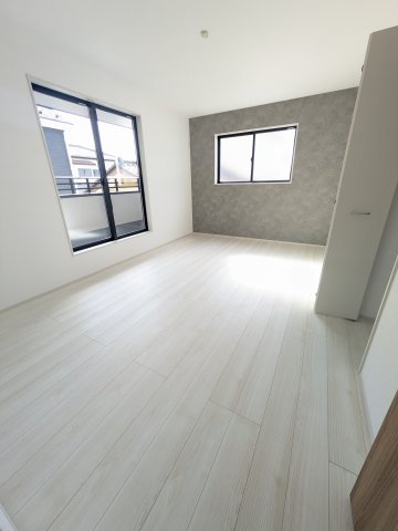 【郷ケ丘　4期】　2号棟　◆新生活応援キャンペーン中！　オール電化新築建売住宅☆・。の洋室|同施工：居室の写真です。寝室にも、子供部屋にも、趣味のお部屋にもお使いいただけます♪　柔らかい陽光が差し込む明るいお部屋を演出する設計。彩光の取れる窓が気持ちの良いお部屋を創り上げます。