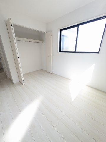 【郷ケ丘　4期】　2号棟　◆新生活応援キャンペーン中！　オール電化新築建売住宅☆・。の洋室|同施工：居室の写真です。使い勝手の良い間取りなので、ご家族の状況の変化にも耐えられますね。　木の温もりがナチュラルでくつろげる空間ですね。