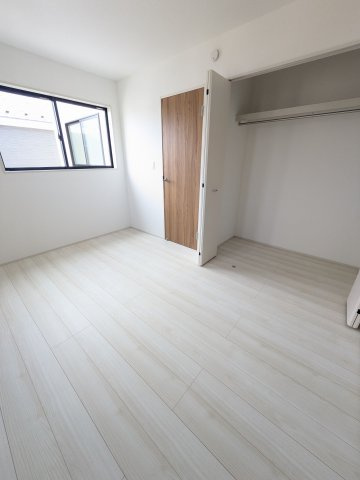 【郷ケ丘　4期】　2号棟　◆新生活応援キャンペーン中！　オール電化新築建売住宅☆・。の洋室|同施工：居室の写真です。子供部屋としても、寝室としても、どんなインテリアにしようか…選ぶ楽しみが増えますね♪　　
全室2面採光につきたっぷりの陽光と心地よい風が舞い込みます。