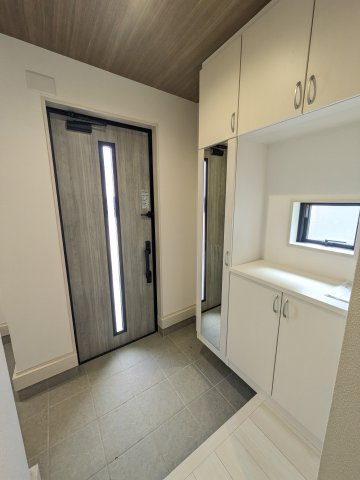 【郷ケ丘　4期】　2号棟　◆新生活応援キャンペーン中！　オール電化新築建売住宅☆・。の玄関|同施工：玄関の写真です。お洒落な玄関からの外出は気分が良いですね♪　大容量のシューズボックス付き。散らかりがちな玄関もスッキリ収納！