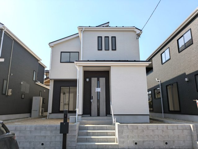 【郷ケ丘　4期】　2号棟　◆新生活応援キャンペーン中！　オール電化新築建売住宅☆・。の前面道路含む現地写真|外観の写真です！！　外壁仕上げ材は窯業系サイディング。裏面に付着した汚れが、雨水によって流れ落ちやすい「防汚機能付きサイディング」を採用。外壁の美しさが長持ちします♪