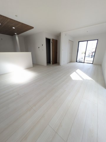 【郷ケ丘　4期】　2号棟　◆新生活応援キャンペーン中！　オール電化新築建売住宅☆・。の居間・リビング|同施工　リビングの写真です！！　　広いリビングで快適に、ゆったりと過ごせますね♪　　　フローリングは、汚れがつきにくく、日常のお手入れはから拭きだけで OKです♪