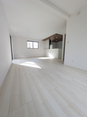 【郷ケ丘　4期】　2号棟　◆新生活応援キャンペーン中！　オール電化新築建売住宅☆・。の居間・リビング|同施工　リビングの写真です ！！　家族団らんの時間が増えそうなリビングですね。　低ホルムアルデヒド仕様の健康に配慮したフローリングとなっています。　