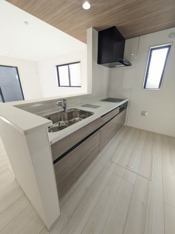 【郷ケ丘　4期】　2号棟　◆新生活応援キャンペーン中！　オール電化新築建売住宅☆・。のキッチン|同施工：キッチンの写真です。対面式キッチンは、家族の会話が途切れませんね♪　デザイン性と機能性を兼ね備えたキッチンは、リビングスペースとの一体感が生まれ、広々空間を演出してくれます。
