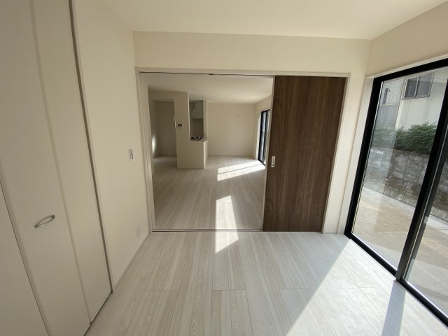 【いわき市若葉台2丁目　第5/1号棟】　◇期間限定キャンペーン開催◇の洋室|明るい洋室です