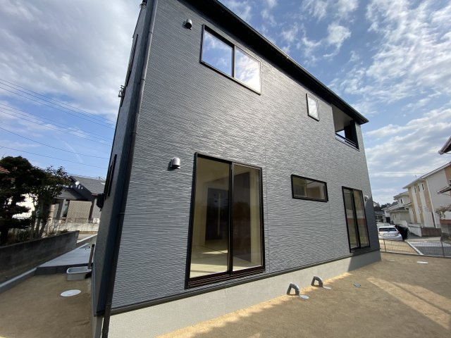 【いわき市若葉台2丁目　第5/1号棟】　◇期間限定キャンペーン開催◇の前面道路含む現地写真|◆外観の写真です◆　
お洒落な新築は気分が上がりますね♪　新しい暮らしをお楽しみいただけます！！家に帰宅するのがより一層楽しみになります♪

