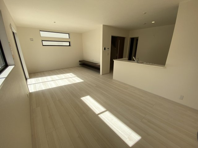 【内郷御厩町4丁目第1／全5棟　2号棟】　ランドリールーム付き♪の居間・リビング|休日はリビングで、ゆっくりとテレビ鑑賞など…楽しみが増えますね。　家族のコミュニケーションがより一層深まります。

