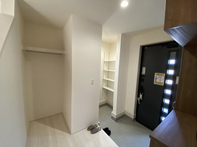 【内郷御厩町4丁目第1／全5棟　2号棟】　ランドリールーム付き♪の玄関|コート等もかけられるスペースがございます♪♪