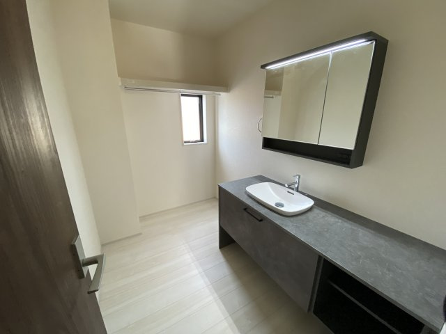 【内郷御厩町4丁目第1／全5棟　2号棟】　ランドリールーム付き♪の独立洗面台|バタバタしている忙しい朝でも収納が多い洗面台では短い時間で効率良く支度ができます。

