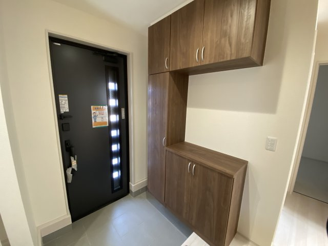 【内郷御厩町4丁目第1／全5棟　2号棟】　ランドリールーム付き♪の玄関|ご両親やお友達が来ても、靴の置き場に困ることはありません。収納力たっぷりで、整理整頓も楽ちんですね。

