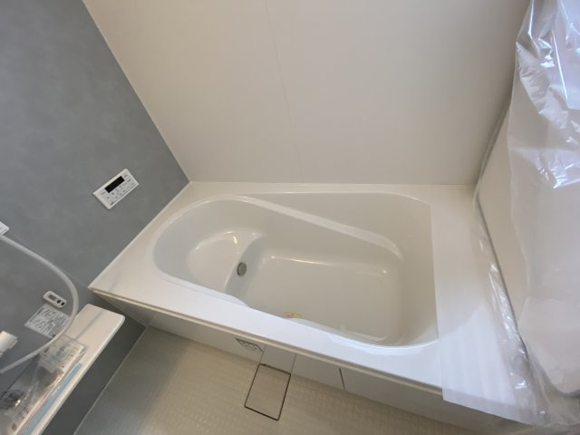 【内郷御厩町4丁目第1／全5棟　2号棟】　ランドリールーム付き♪の浴室|毎日の疲れを癒す広々とした浴室は、足を伸ばしてゆっくりとくつろげます♪　