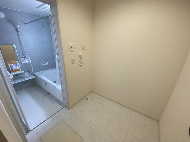 【内郷御厩町4丁目第1／全5棟　2号棟】　ランドリールーム付き♪の脱衣所|プライバシーも守られる脱衣室♪♪