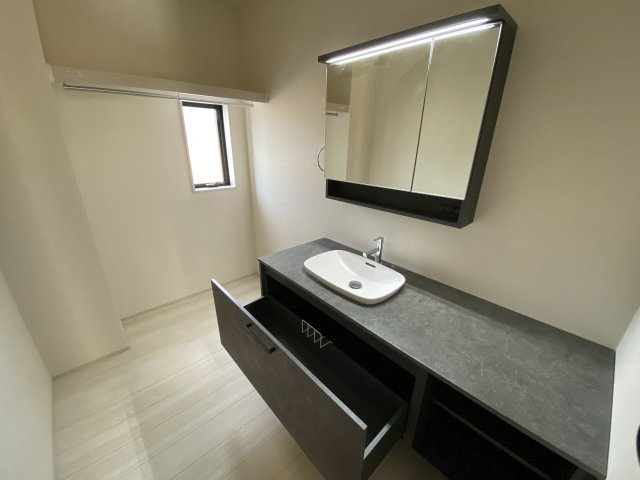 【内郷御厩町4丁目第1／全5棟　2号棟】　ランドリールーム付き♪の独立洗面台|バタバタしている忙しい朝でも収納が多い洗面台では短い時間で効率良く支度ができます。


