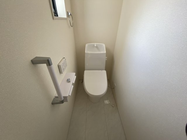 【内郷御厩町4丁目第1／全5棟　2号棟】　ランドリールーム付き♪のトイレ|便器にフチがないので汚れが隠れて見えない部分がありません。 お手入れがとってもラクラクです♪　一階、二階にそれぞれトイレがございますので、ご家族の多い方でも安心ですね♪

