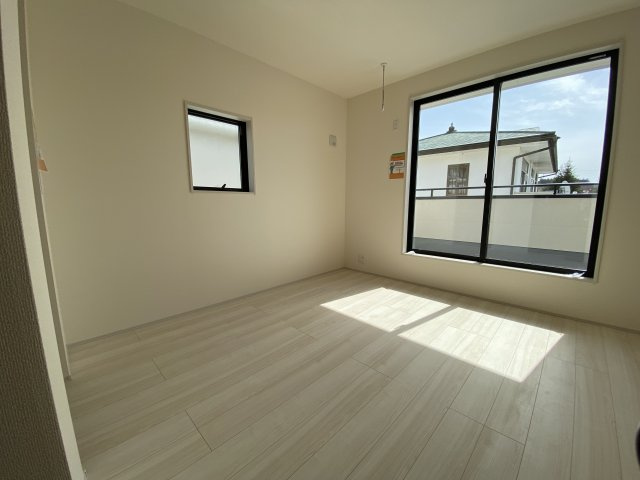 【内郷御厩町4丁目第1／全5棟　2号棟】　ランドリールーム付き♪の洋室|使い勝手の良い間取りなので、ご家族の状況の変化にも耐えられますね。


