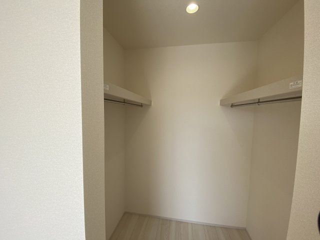 【内郷御厩町4丁目第1／全5棟　2号棟】　ランドリールーム付き♪の収納|季節を問わずにたっぷり収納ができます。冬物の収納にも困りません。お子様のお片付けも上手にできそうです。