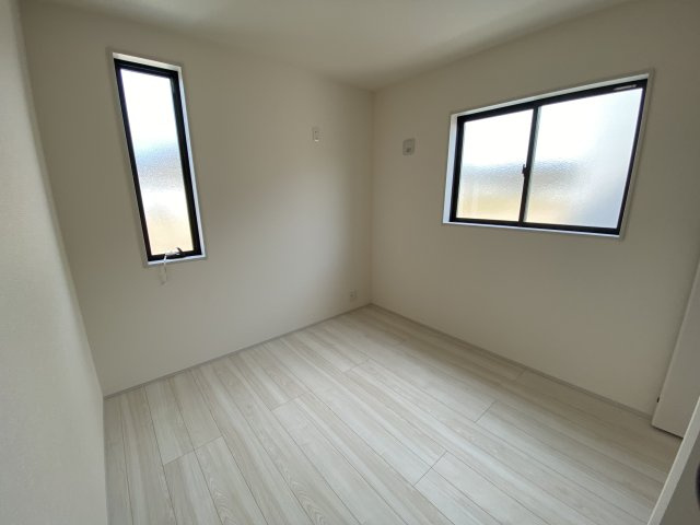 【内郷御厩町4丁目第1／全5棟　2号棟】　ランドリールーム付き♪の洋室|充分な広さの収納を備え、採光良好な洋室は、快適空間。プライベートの時間もゆったりお寛ぎ頂けそうです。

