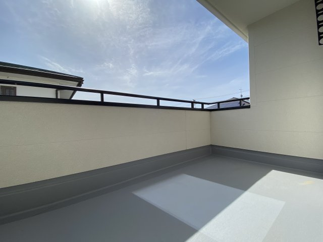 【内郷御厩町4丁目第1／全5棟　2号棟】　ランドリールーム付き♪のバルコニー|洗濯物から布団まで一度にたくさん干せて便利です♪
眺めのよいバルコニーで、あなただけのリラックスタイムを☆

