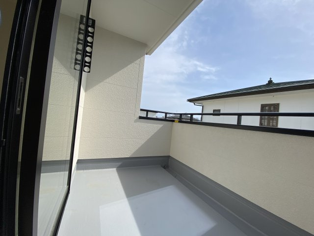 【内郷御厩町4丁目第1／全5棟　2号棟】　ランドリールーム付き♪のバルコニー|明るく風通しの良い空間です。バルコニーには二部屋から出入りできます♪たくさん干せてよく乾き、いつもふかふかの洗濯物！心地よい日差しやさわやかな風を感じることができます
