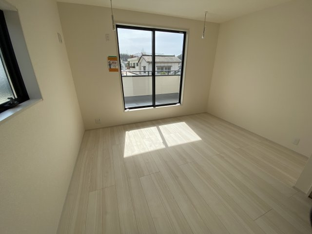 【内郷御厩町4丁目第1／全5棟　2号棟】　ランドリールーム付き♪の洋室|室内物干しがありますので、梅雨の時期でも安心です。また、夜でも外に出ずに洗濯物を干せるから、女性にも安心ですね♪


