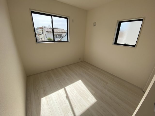 【内郷御厩町4丁目第1／全5棟　2号棟】　ランドリールーム付き♪の洋室|木の温もりがナチュラルでくつろげる空間ですね♪　子供部屋としても、寝室としても、どんなインテリアにしようか…選ぶ楽しみが増えますね♪

