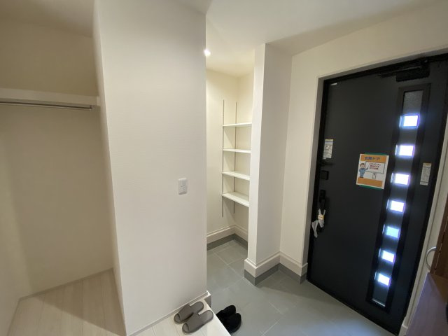 【内郷御厩町4丁目第1／全5棟　2号棟】　ランドリールーム付き♪の玄関|玄関の写真です。断熱玄関ドアなので、冷気や暖気の侵入や流出を抑えてくれます。
お洒落で明るい玄関は、お客様にも喜ばれそうです♪♪

