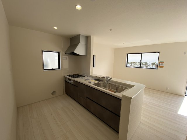 【内郷御厩町4丁目第1／全5棟　2号棟】　ランドリールーム付き♪のキッチン|◆キッチンの写真です◆
料理好きな人必見♪キッチンスペース広々！
対面式キッチンですので、お食事の準備をしながらご家族との会話を楽しめます☆
