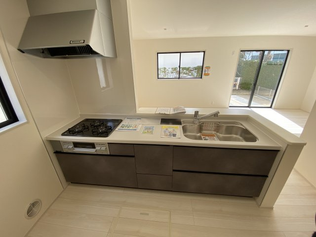 【内郷御厩町4丁目第1／全5棟　2号棟】　ランドリールーム付き♪のキッチン|システムキッチンは見た目スッキリなのに収納力たっぷりです♪