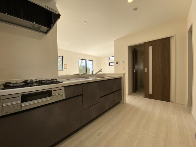 【内郷御厩町4丁目第1／全5棟　2号棟】　ランドリールーム付き♪のキッチン|家族の笑顔を見ながらするお料理は対面キッチンの特権ですね！
