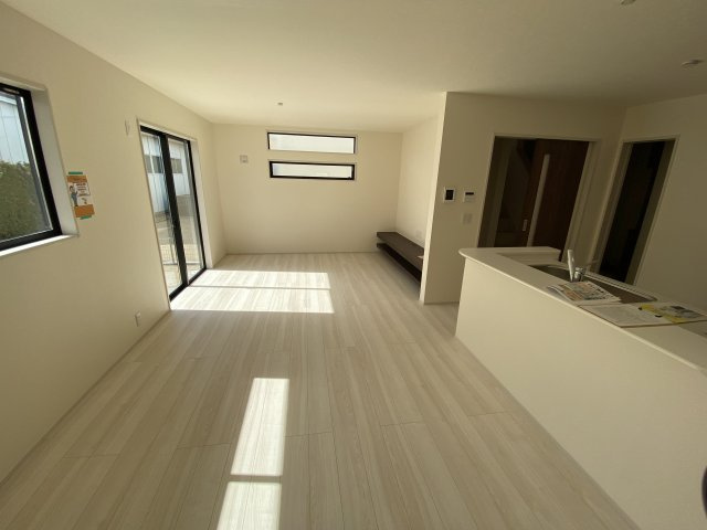 【内郷御厩町4丁目第1／全5棟　2号棟】　ランドリールーム付き♪の居間・リビング|広々としたLDKに、自分好みのインテリアでレイアウト。季節ごとに模様替えなども、楽しみの一つとなりそうです♪