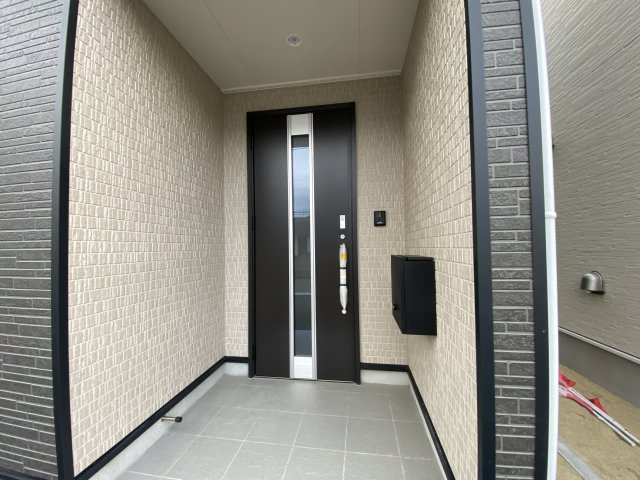 NEW【いわき市泉町第7　全2棟／1号棟】　■選べる最新家電！特別キャンペーン♪の玄関|同施工◆玄関の写真です◆
お洒落な玄関からの外出は気分が良いですね♪　　玄関床タイルは、掃除がしやすく、表面はノンスリップ仕上なので、雨の日 もすべりにくくて安心です。




