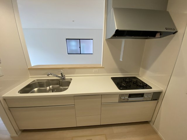 NEW【いわき市泉町第7　全2棟／1号棟】　■選べる最新家電！特別キャンペーン♪のキッチン|同施工■□■キッチンの写真です■□■　システムキッチンは見た目スッキリなのに収納力たっぷりです♪さらに床下収納もありますので、物が多くなりがちなキッチンもスッキリとしていられそうです。