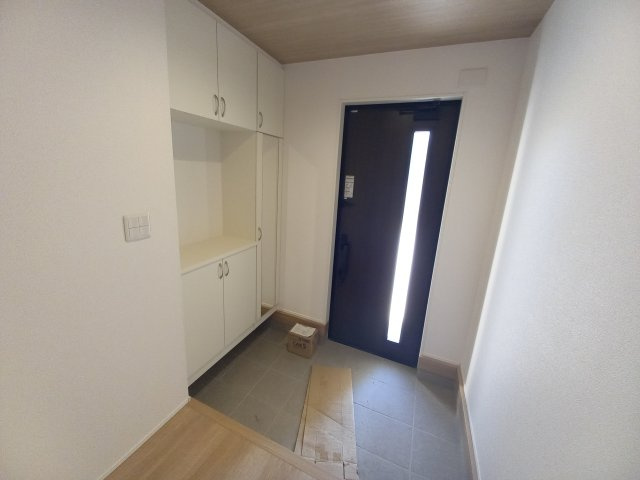◇泉町下川　3期　全5棟　1号棟　新生活応援キャンペーン実施中◇の玄関|同施工◆玄関の写真です◆
玄関ホールにシューズクロークがあると、靴だけでなくベビーカーや自転車、アウトドア用品などもしまうことができて便利です！ご家族が多くてもスッキリキレイに収納できますね♪

