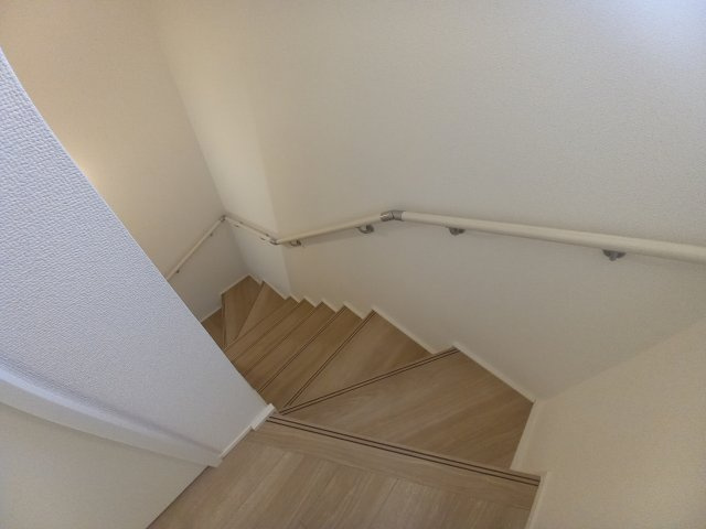 ◇泉町下川　3期　全5棟　1号棟　新生活応援キャンペーン実施中◇の内装|◆階段の写真です◆　
階段は家族がほぼ毎日通る動線の為、安全上の配慮が必要です！
階段は手すり付きなので、小さなお子様からご年配の方まで安心ですね♪



